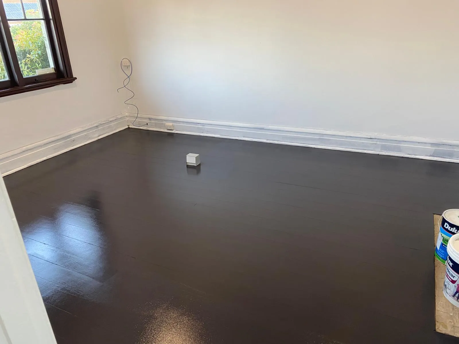 High-gloss epoxy floor in a finished room